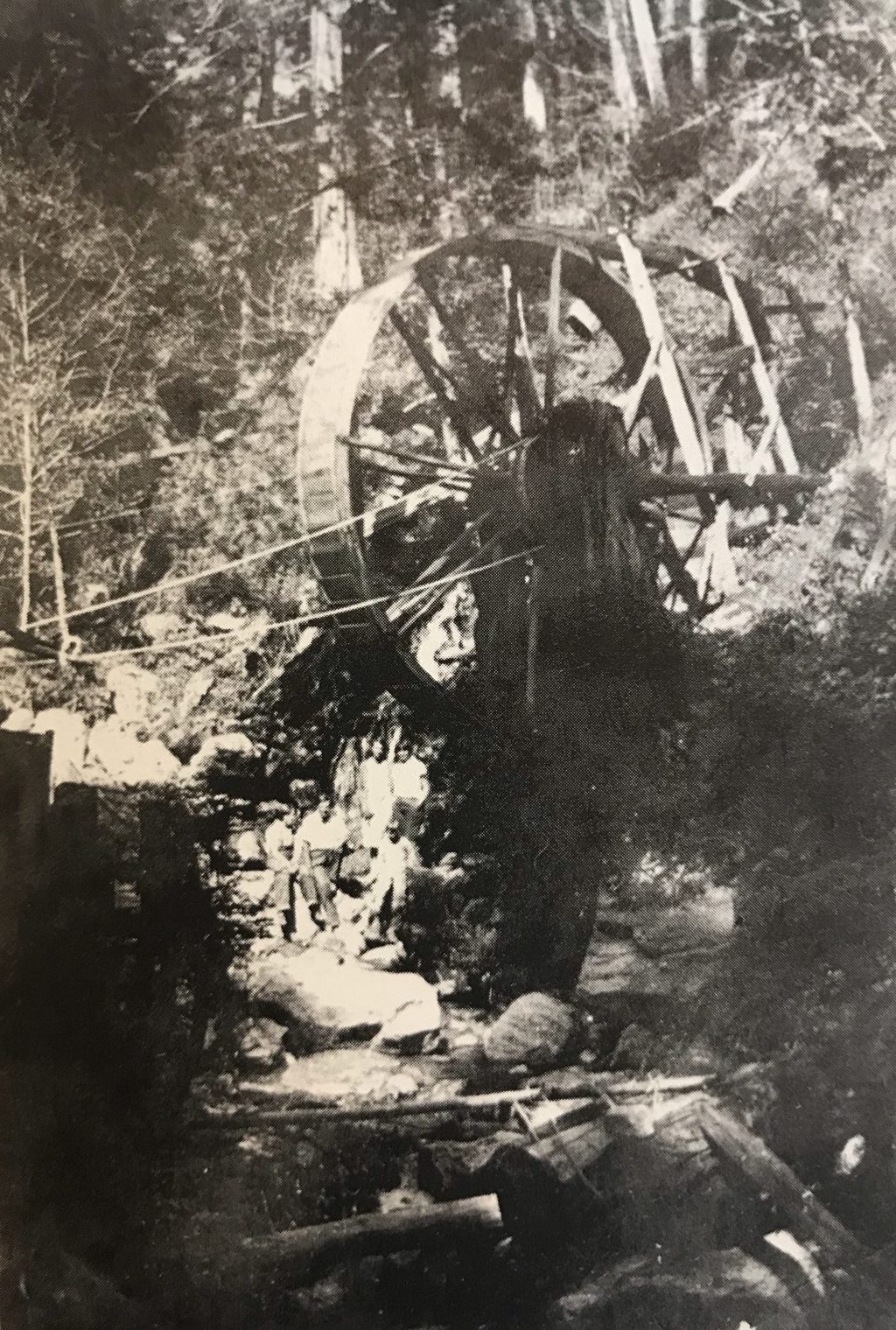 The Grizzly Mine's water-wheel arrastra, c. 1900 — the same kind of creek-powered ore mill William Lucas Plaskett built on Plaskett Creek about 1885. Its remnants are still there today.